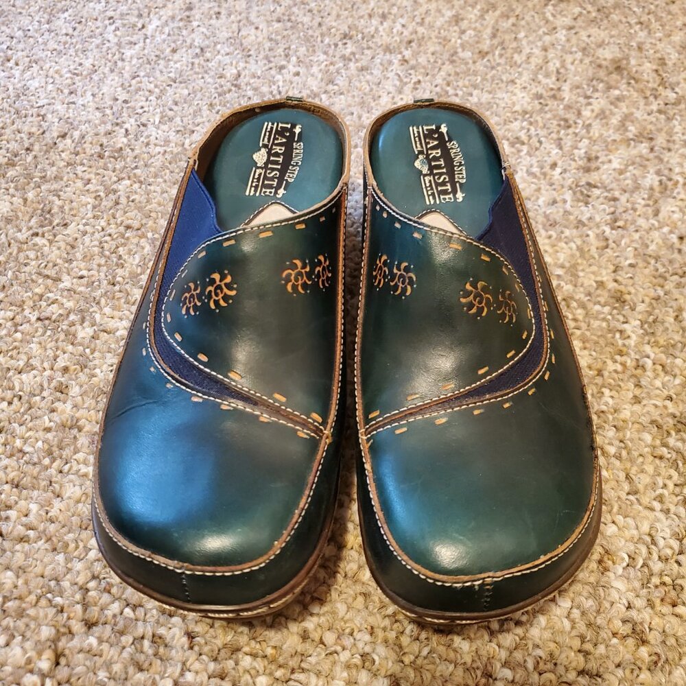 L'artiste Spring Step green leather chino clogs